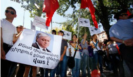 ՆԱՏՕ-ի գլխավոր քարտուղարին դիմավորել են պաստառներով և բացականչություններով.  բողոքի ցույց նախագահականի դիմաց
