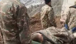 Հայ զինվորականները դիրքերից տեղափոխում են վիրավորված զինծառայողի. Hetq TV (տեսանյութ)