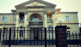 «Հեղաշրջման ուրվականի» վախը. վարչապետի պաշտոնին հավակնող անձը «բարիկադներ» է կառուցում Բաղրամյան 26-ի դիմաց